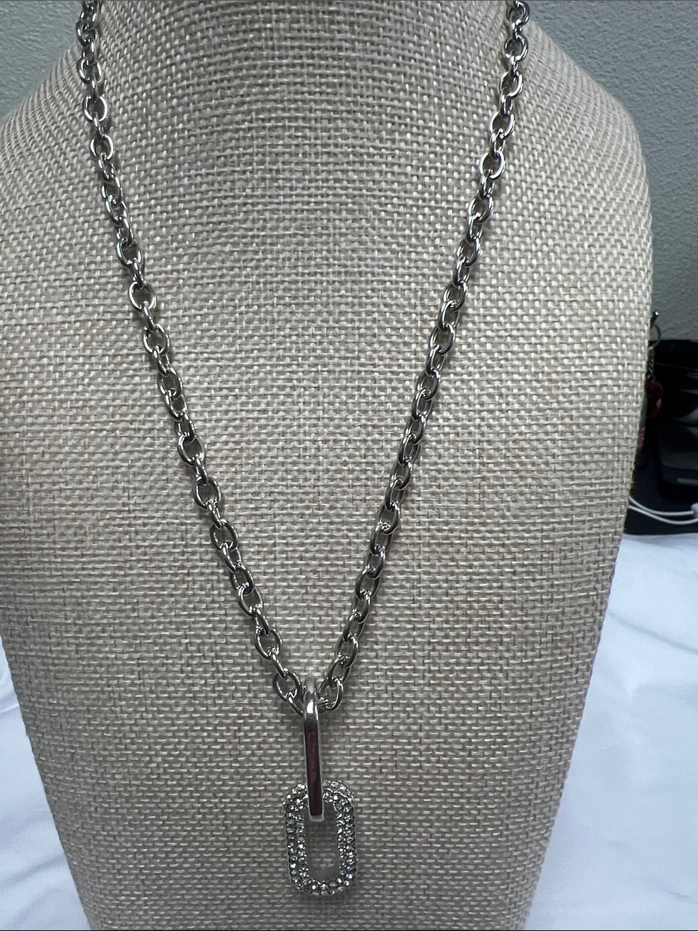 Cara New York. Pavé Oval Link Necklace - Silver - Picture 2 of 5